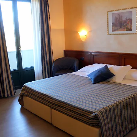 伽登尼亚酒店 3*